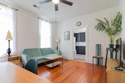 Columbus Casa | Midcentury Modern - central location to all