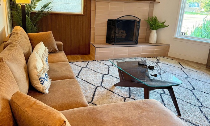 Southeast Boise Casa | MidCentury Modern Oasis/SE Boise/Golf Putting green!