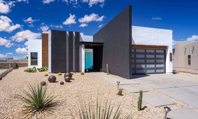 Biggs Field Casa | Midcentury Modern Oasis Eastside