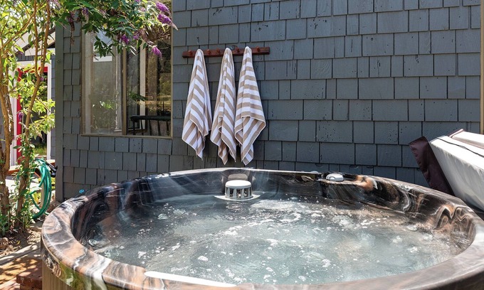 Monte Rio Casa | Midcentury Modern, Pet Friendly, Hot Tub!