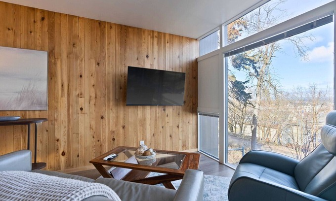 Cliff - Cannon Apartamento | Midcentury Stay w/ Free Parking & Near Hospitals!