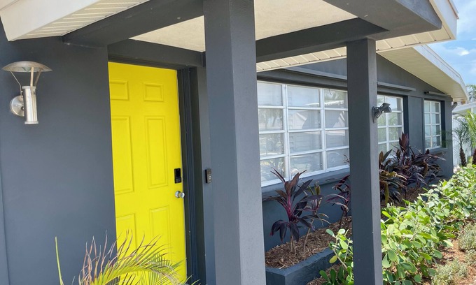 Vamo Casa | Midcentury Waterfront Neighborhood Oasis: Beaches and Sarasota Charm