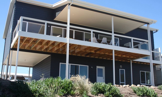 Middleton Casa | Middleton Surfers Beach - “Black Cockatoo”: Sea Views, 200m to Beach & Modern