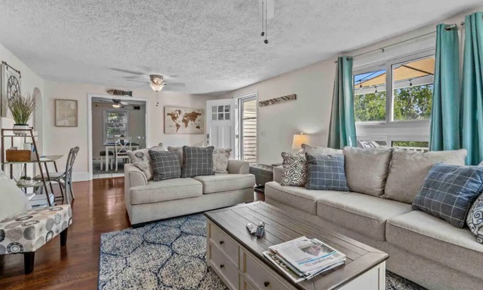 Newport East Casa | Middletown Beach Bungalow Near Newport