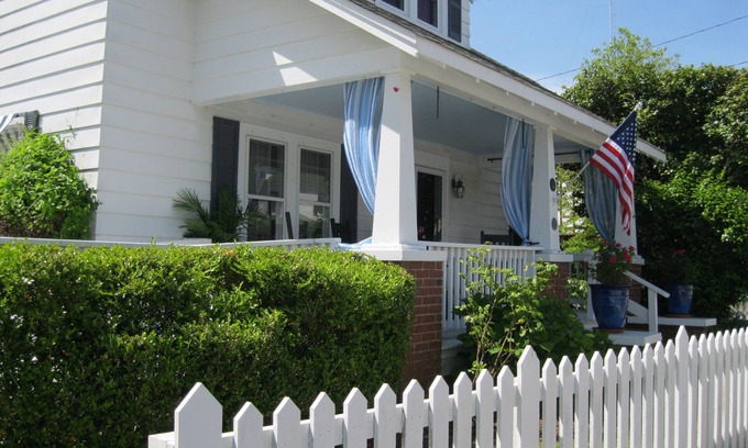 Historic Downtown Manteo Casa | Midgett House se encuentra en el corazón Manteo en la histórica isla de Roanoke OBX