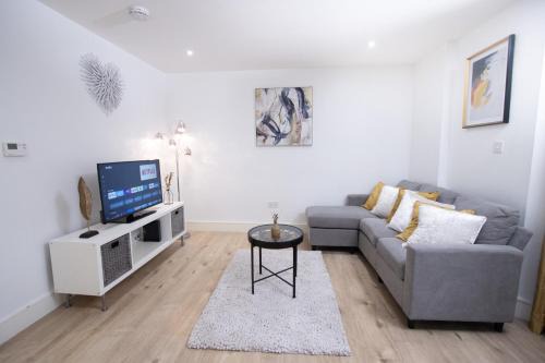 Luton Apartamento | Midland Apartment I 1-min walk to town centre & station I 8-mins to airport I private balcony