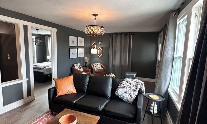 Russell Condominio | Midnight Cowboy-1 Bed/1 Bath Condo-Kitchen/Living Room/Fireplace/Walkin Shower-Sleeps Up to 4PP