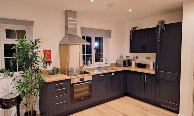 Wisbech Apartamento | Midnight Garden fully furnished apt with parking.