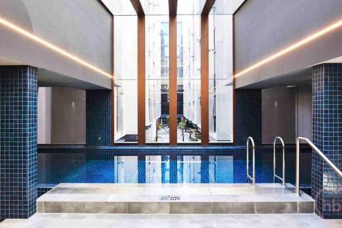 Braddon Apartamento | Midnight Luxe 2BR 2Bath 2Car 528 in the heart of Braddon Pool Sauna Gym Secure Parking Wifi Wine