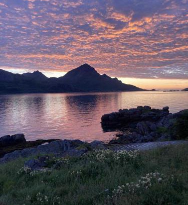 Vestvagøy Casa | Midnight-sun and Northern-lights house by ocean