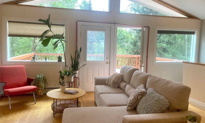 North Star Apartamento | Midnight Sun Corporate Loft - near downtown + trails with lots of light!