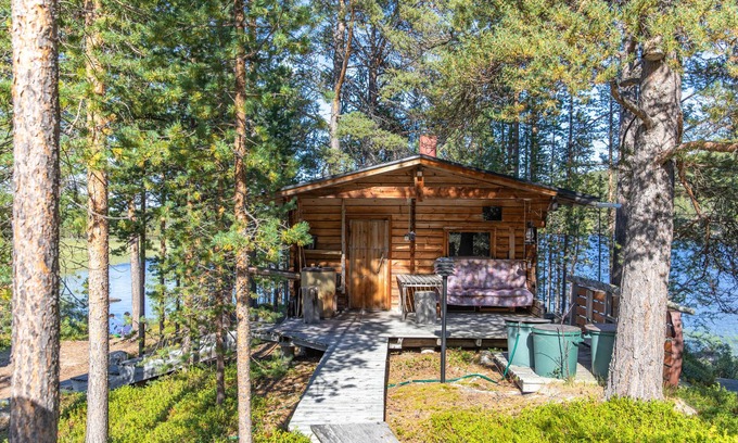 Inari Cabina | Sol de medianoche en la Laponia finlandesa