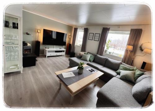 Tromso Apartamento | Midtgaard Modern 2 bedrooms Apartment with premium King Bed, Queen Bed, Free Parking, Perfect Year Round for Exploring Tromsø, Kvaløya and Nearby Islands