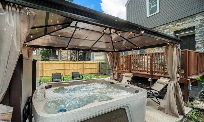Hanover Place Casa | Midtown Boulevard - Hot Tub by Plaza & Westport