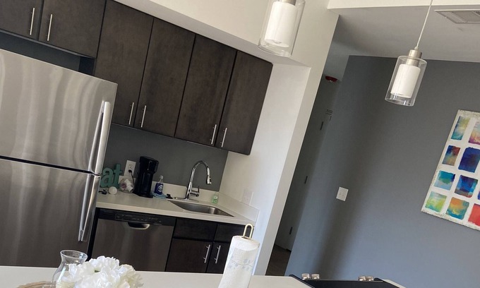 South Kansas City Apartamento | Midtown- Brookside| 2bedroom| Roommate Style W/Balcony