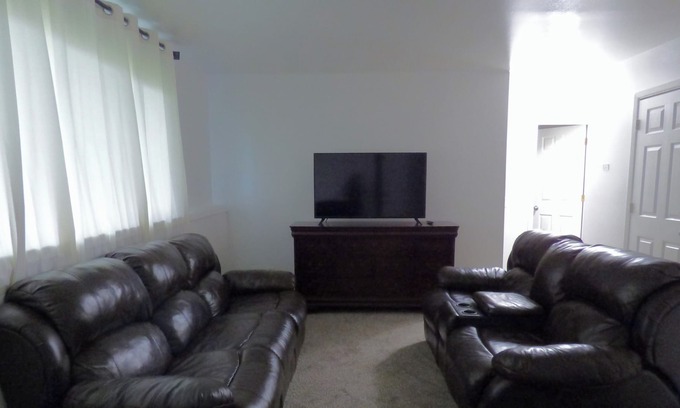 Midtown Anchorage Apartamento | MIdtown close to everything, quiet apartment fully remodeled new appliances.