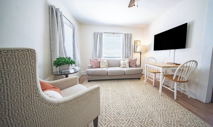 Mobile Apartamento | Midtown Comfort 2 BDR Flat - 18B