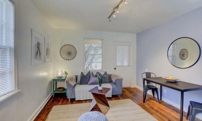 Midtown Apartamento | Midtown Cottage Walk to Overton Square