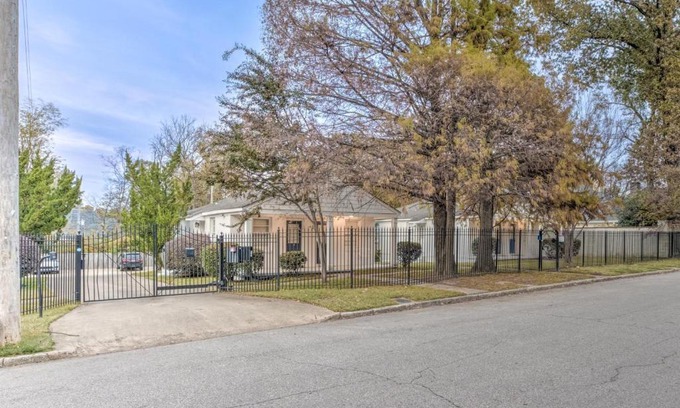 Midtown Apartamento | Midtown Gated Cottage w Parking Near Overton Square