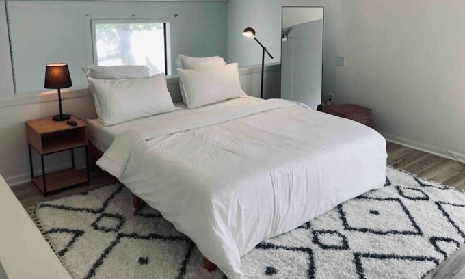 Hillcrest Apartamento | Midtown loft, King bed, touch of modern