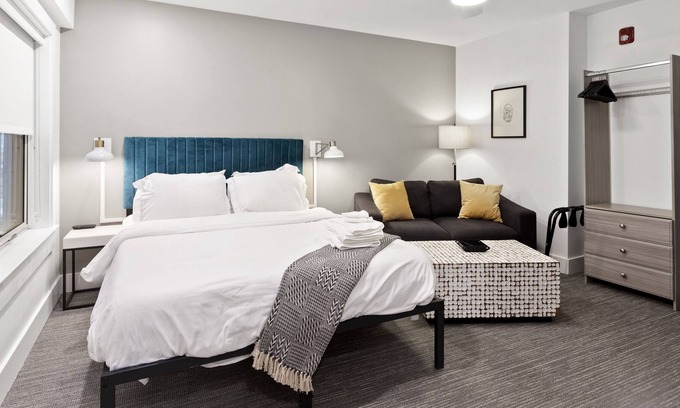 Hanover Place Apartamento | Midtown Studio Steps from Dining and Nightlife