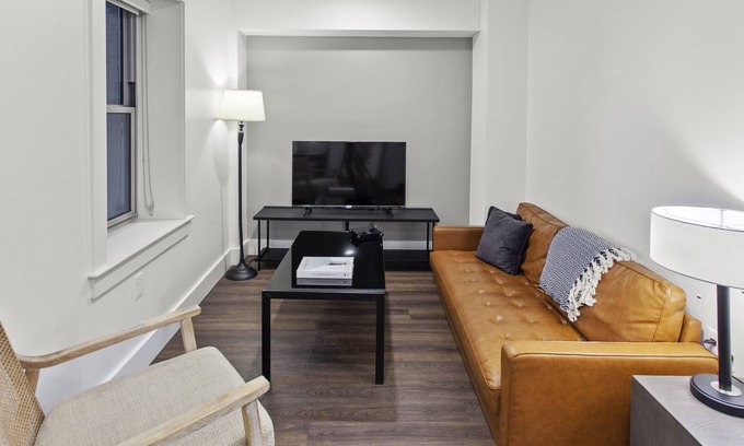 Hanover Place Apartamento | Midtown Studio Steps from Dining and Nightlife