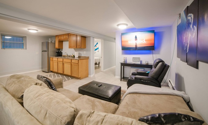 Clearing Casa | ✈️ 🌏 Midway Airport 2 Bedroom w/ full kitchen 🌏✈️