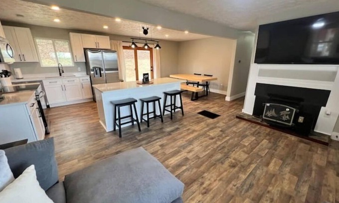 Skyland Casa | MidWay. Mountain Views. Spacious. Fun.