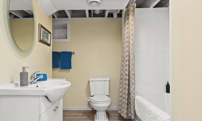Southwest Calgary Apartamento | Might Squirrel Guest Suite
