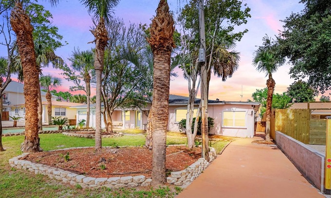 El Centro Beach Apartamento | ✨Mighty Little Beach✨ 1B Apartment, Private Patio, Dog Friendly, Walk to Beach❤️