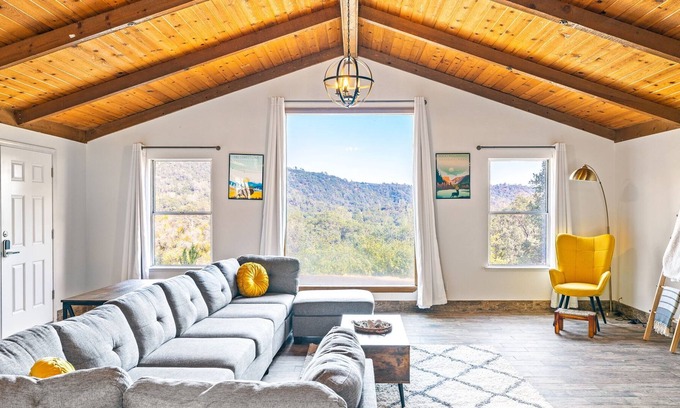 Mariposa Cabina | Mighty Peaks Retreat: Game room, Hot tub and great views near Yosemite