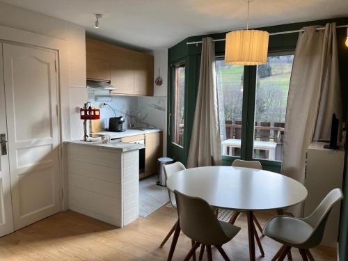Demi-Quartier Apartamento | Mignon petit Studio 25m2 avec balcon et Parking face départ pistes !