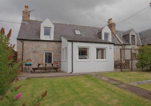 Alness Casa | Mike's 3-bedroom Countryside Cottage