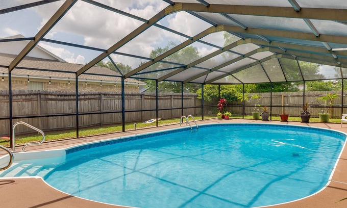 Milton Casa | 'Mike’s Place' Spacious Home, Private Yard & Pool