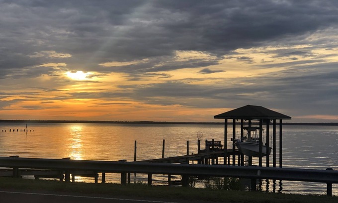 Florida Panhandle Casa | Mikes by the bay Pet friendly Waterfront view, child friendly. Beaches close