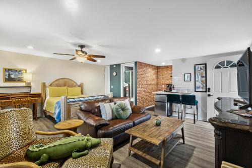 Townsite Apartamento | Mile to Beach! Tiki Master Suite