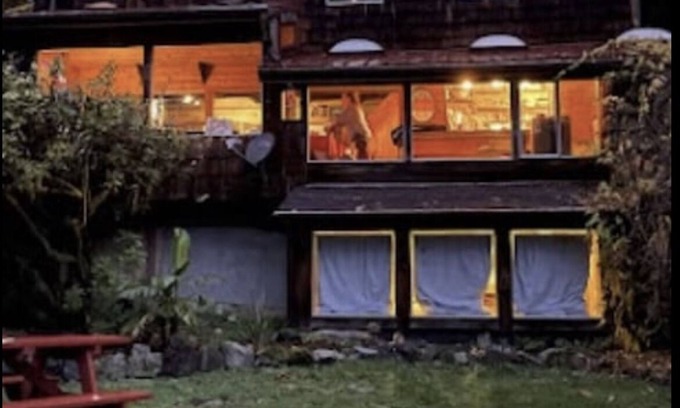 Eddyville Cabina | Miles of trails, hot tub, sand volleyball court and 13 miles to beach