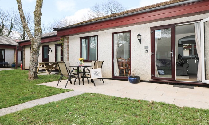 Saint Erth Praze Casa | MILES RETREAT, pet friendly, with pool in Hayle