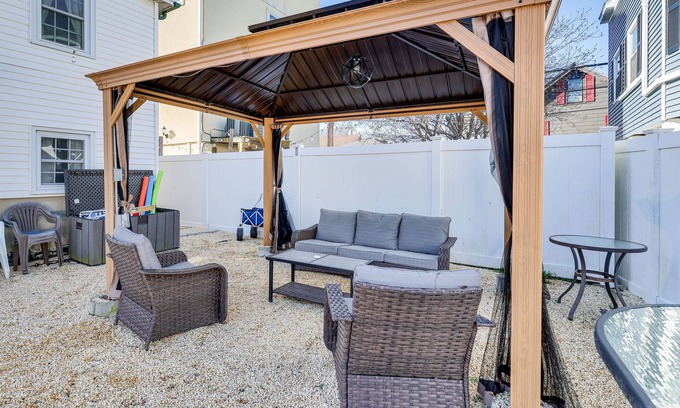 Milford Apartamento | Milford Vacation Rental ~ 1 Block to Beach!