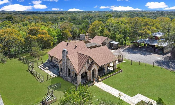 Dripping Springs Casa | Milk Bath Springs House