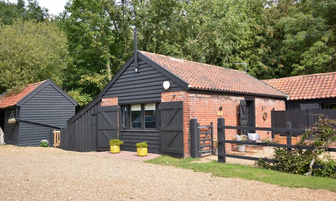 Halesworth Cabaña | MILK PARLOUR, pet friendly, with a garden in Halesworth