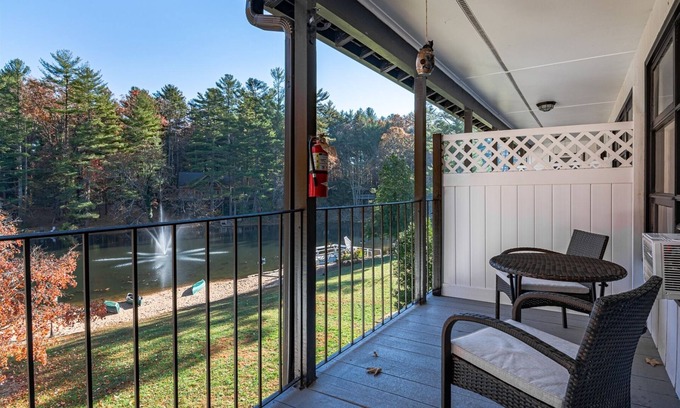 Flat Rock Casa | Mill House Lodge -NEW King Bed, overlooks Lake and Pool