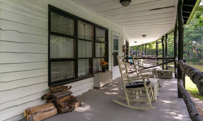 Flat Rock Condominio | Mill House Nest/Lakefront Unit @ Historical Resort/Travel Nurses Welcome/Canoes/Tennis/Pets Ok