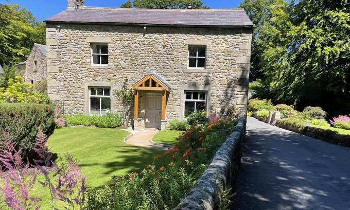 Preston Casa | MILL HOUSE, pet friendly, character holiday cottage in Chipping