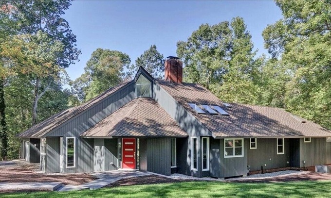 Tuckahoe Casa | Million-dollar home in uscale Mooreland Farms neighborhood