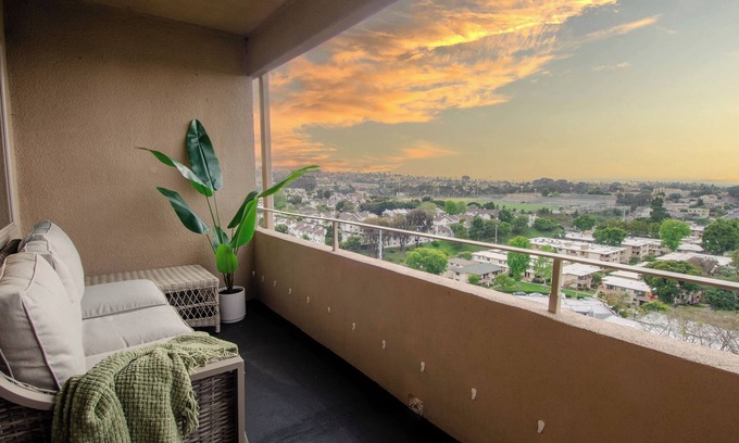 Point Loma Heights Apartamento | Million Dollar Ocean Views! Central Location & Parking
