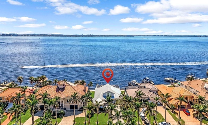 Yacht Club Villa | Million Dollar Riverfront Home en la ubicación exclusiva del Yacht Club