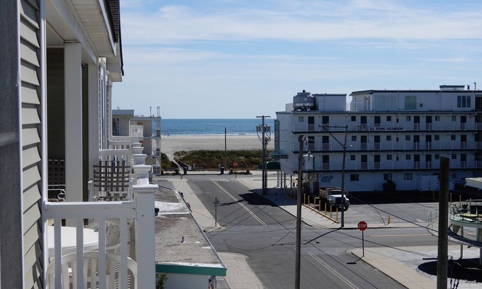 Wildwood Crest Condominio | DEALS! BEACH BLAST! 4th of JULY! MILLION DOLLAR VIEWS@THE MONARCH! POOL! VIEWS!