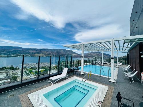 Downtown Kelowna Casa | Million-Dollar View 1 bed 1 private bath with access to 34th floor Rooftop and infinite pool in Downtown Kelowna