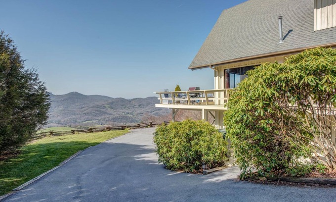 Banner Elk Casa | Million Dollar View / Amazing Cabin / Hot tub / Foosball / Wifi / Charming home